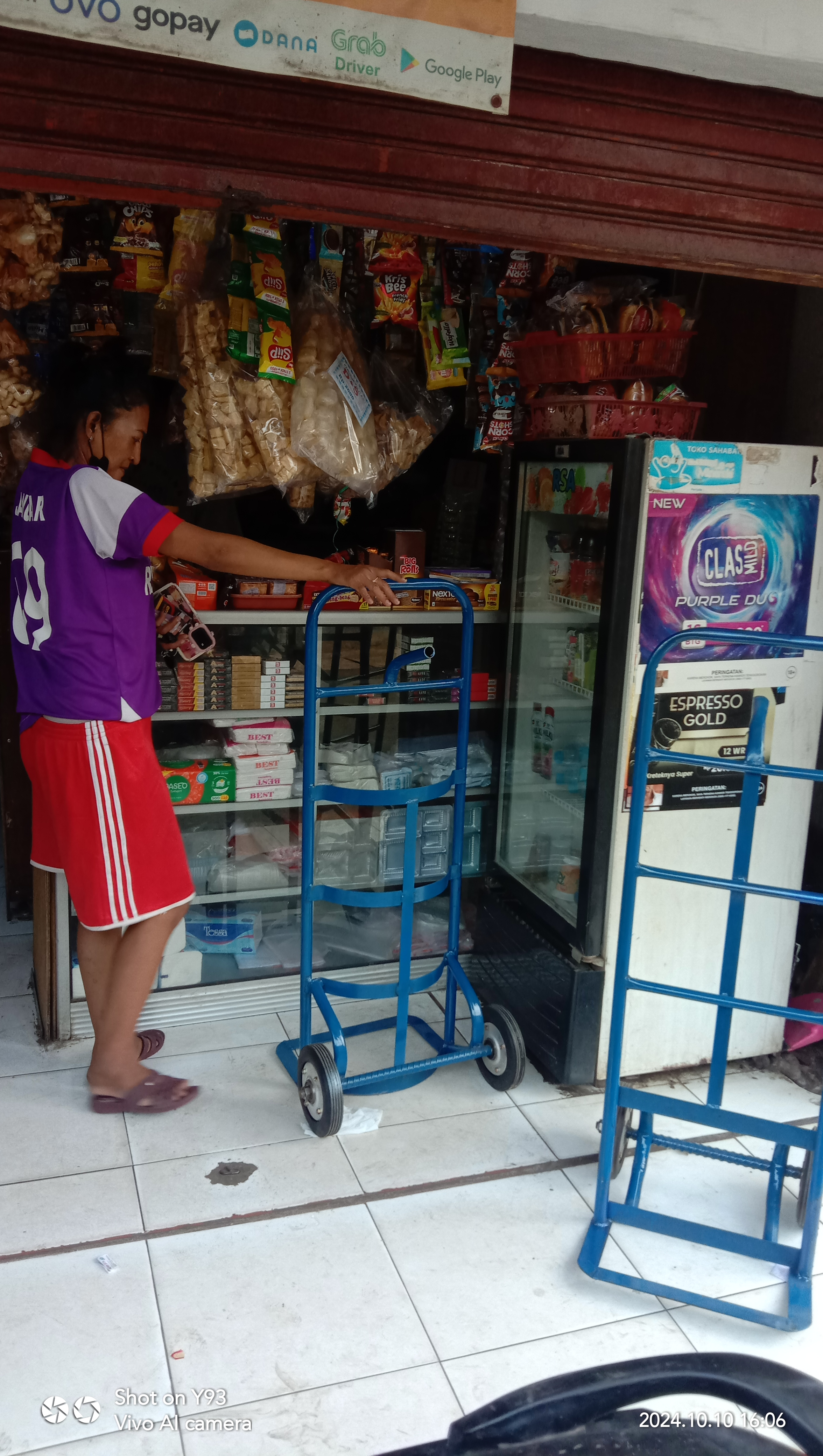 Gambar pengguna troli warung 3